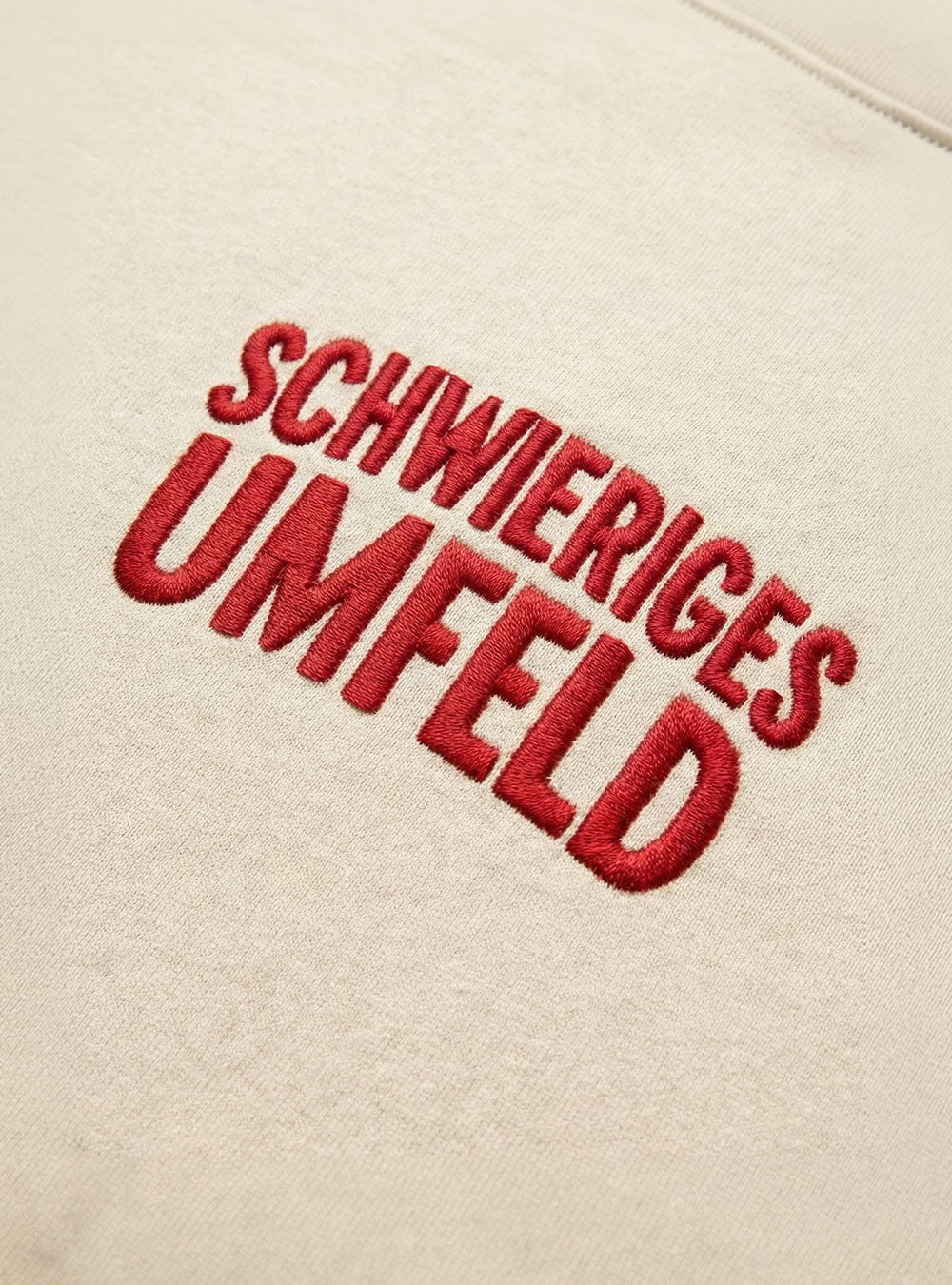 Sweatshirt 'Schwieriges Umfeld' Seitenansicht – mystu Stuttgart