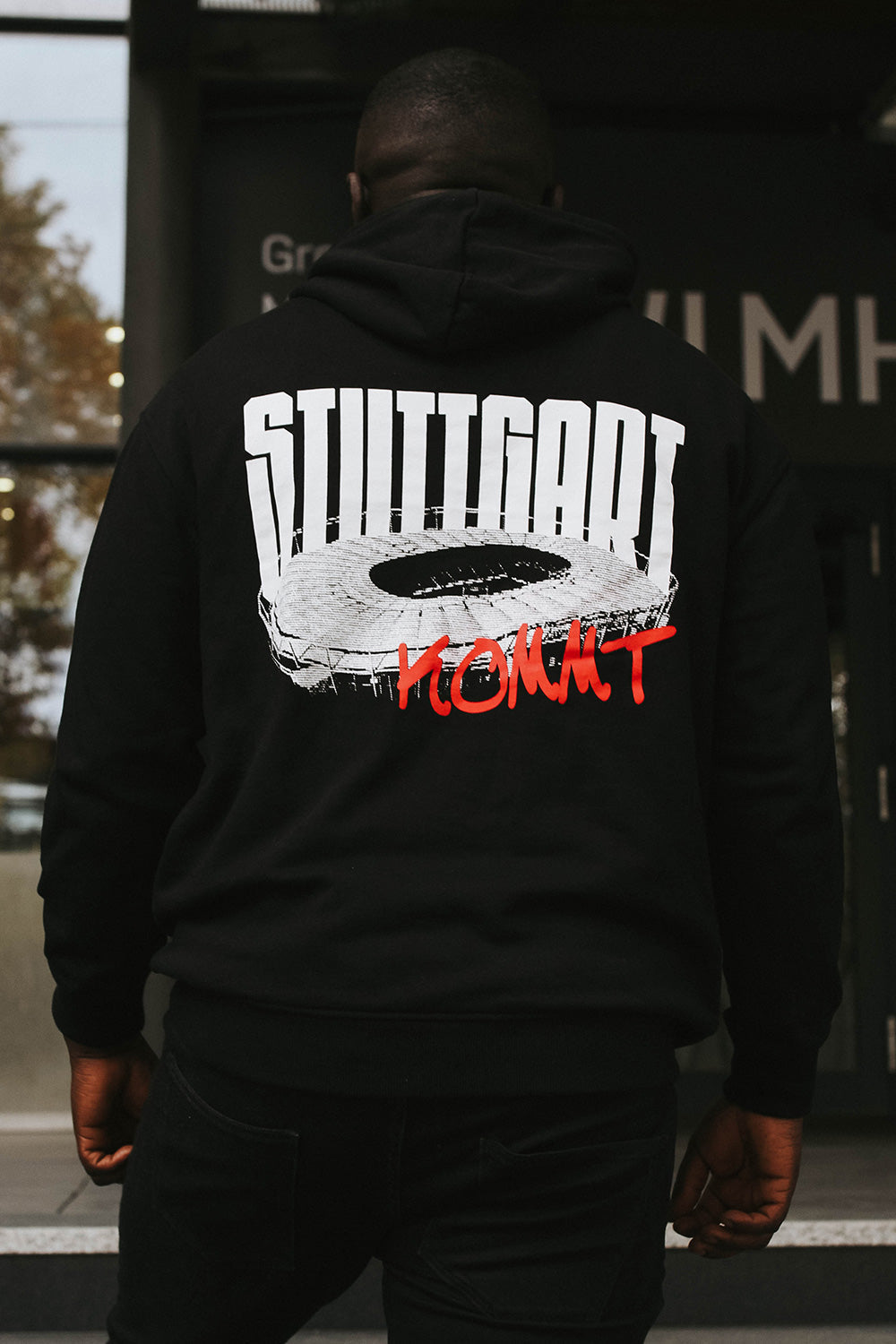 Stuttgart kommt Hoodie in schwarz Vorderansicht