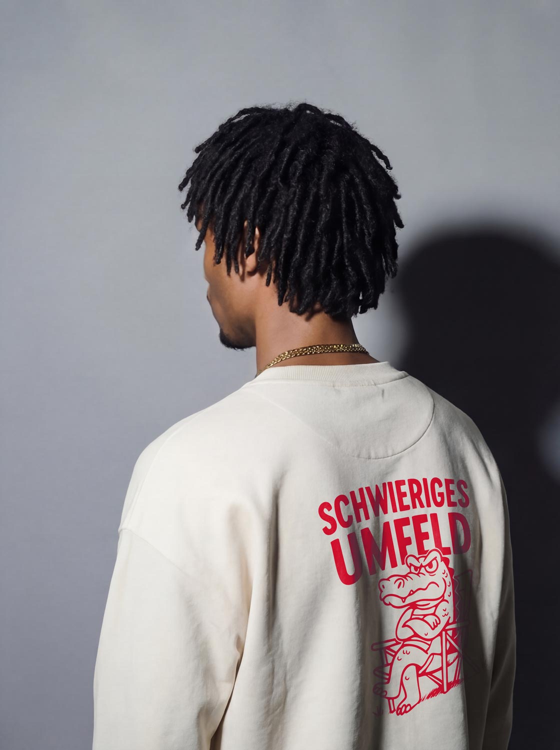 Sweatshirt 'Schwieriges Umfeld' Frontansicht – mystu Stuttgart